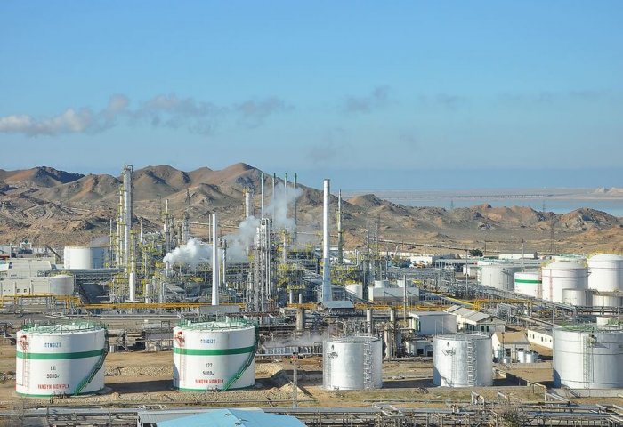 Туркменбашинский НПЗ переработал около 2,4 млн тонн сырой нефти