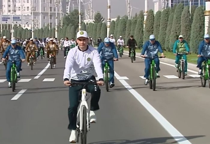 Turkmen President Attends Mass Bike Ride on World Bicycle Day