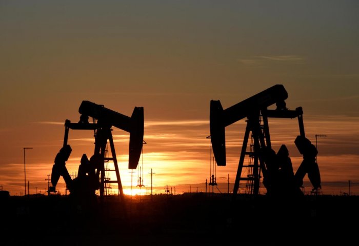 На крупных мировых биржах снижаются цены на нефть