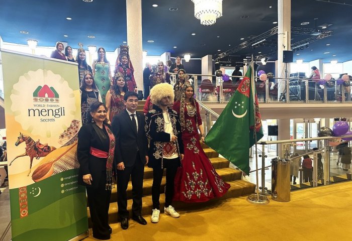 На выставке в Нидерландах представлены национальные туркменские наряды и украшения