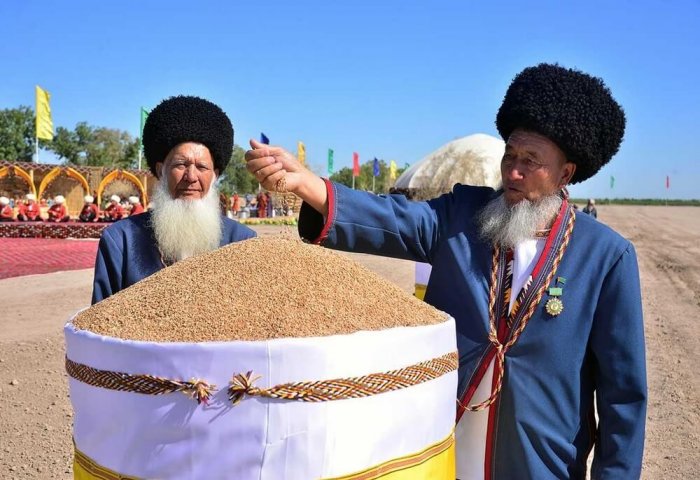 Tükmenistanyň Prezidenti: Pagtanyň we bugdaýyň satyn alyş nyrhlaryny ýokarlandyrmak wajypdyr