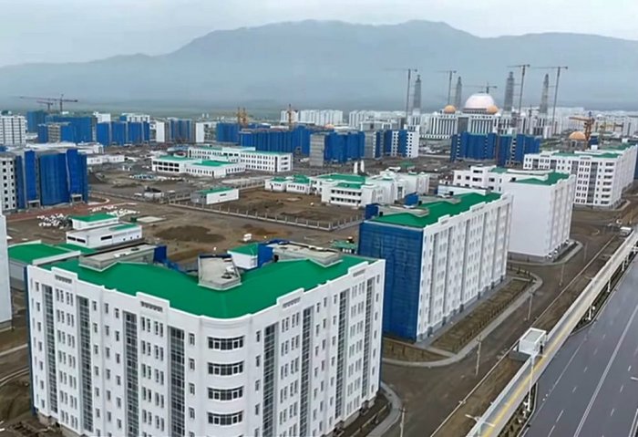 Gurbanguly Berdimuhamedow Arkadag şäherindäki gurluşygyň ýagdaýyna nägilelik bildirdi