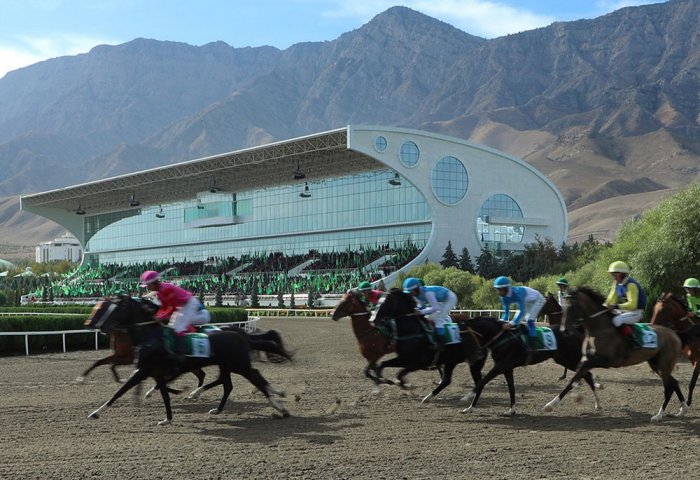 Президент Туркменистана посетил праздничные скачки в Ашхабаде Президент Туркменистана посетил праздничные скачки в Ашхабаде