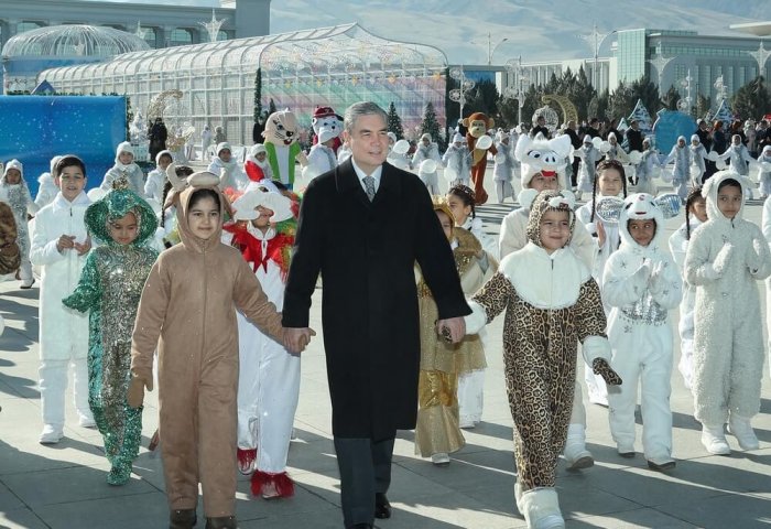 Turkmen Leader Visits Main New Year's Tree in Ashgabat