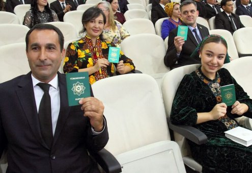 Türkmenistan, 1.301 vatansızı vatandaşlığına kabul etti