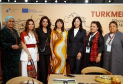 Türkmen dizaýnerleri Pariždäki moda sergisinde lybaslaryny tanyşdyrdylar
