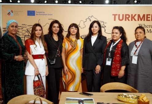 Türkmen dizaýnerleri Pariždäki moda sergisinde lybaslaryny tanyşdyrdylar