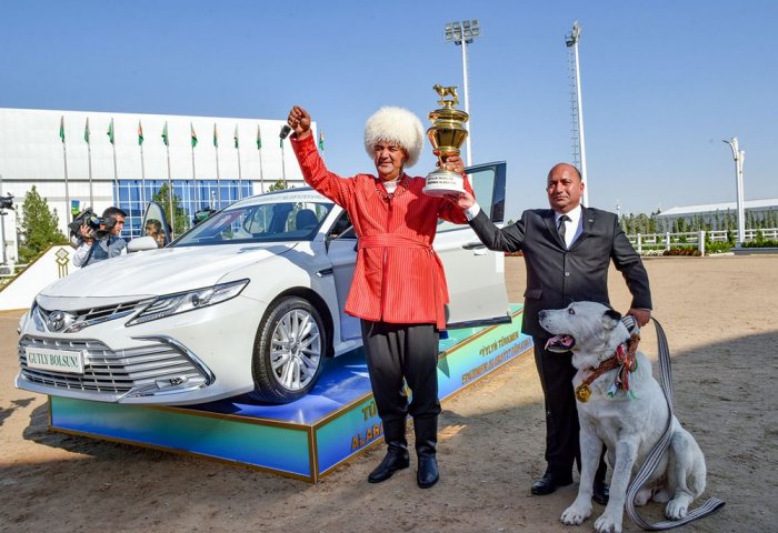 “Ýylyň türkmen edermen alabaýy” Winner Receives Car