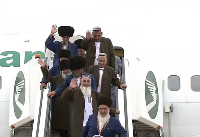 Turkmen Pilgrims Return From Hajj