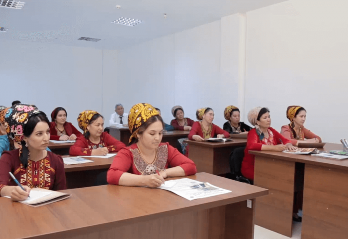 School of Entrepreneurship Launches Courses for Seamstresses and Waiters