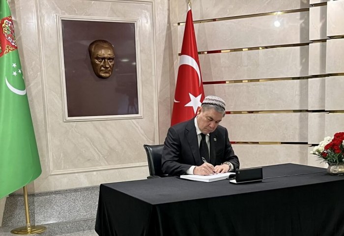 Гурбангулы Бердымухамедов посетил посольство Турции в Ашхабаде для выражения соболезнований