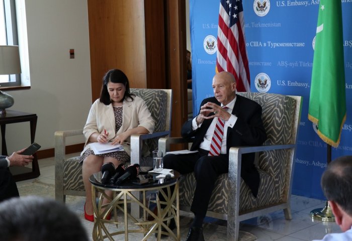 Посол США провел пресс-конференцию по случаю завершения работы в стране