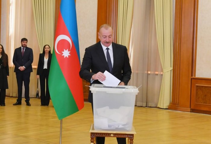 Президент Туркменистана поздравил Ильхама Алиева с победой на президентских выборах