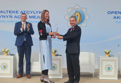 Gurbanguly Berdimuhamedowa "Ahalteke atçylygyny ösdürmekde uly goşandy üçin" baýragy gowşuryldy