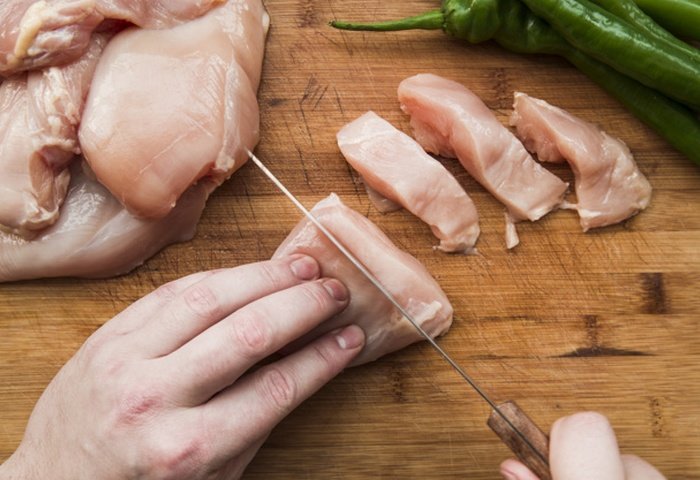 Сингапур впервые в мире одобрил продажу выращенного в лаборатории мяса