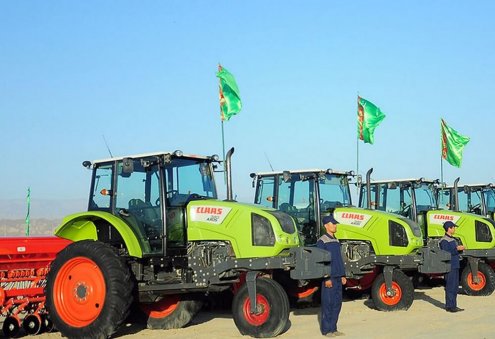 Daşoguz vilayetine yaklaşık 70 yeni tarla sürüm traktörü teslim edildi