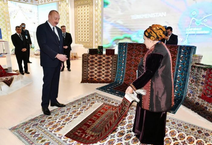 Azerbaycan Devlet Başkanı İlham Aliyev, SPECA fuarında Türkmen ürünleriyle tanıştı