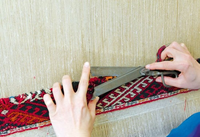 Turkmen Carpet Weaving Enterprise in Halach Increases Its Production