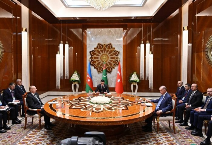 В Авазе состоялся первый саммит президентов Туркменистана, Азербайджана и Турции