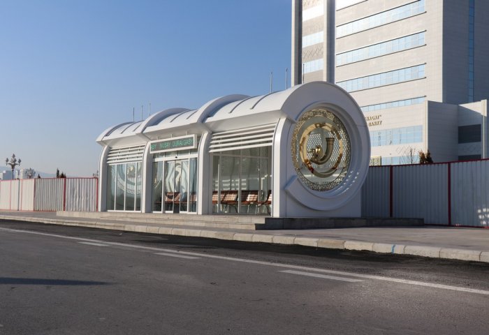 Türkmenistan'ın başkenti Aşkabat'ta modern otobüs durakları inşa ediliyor