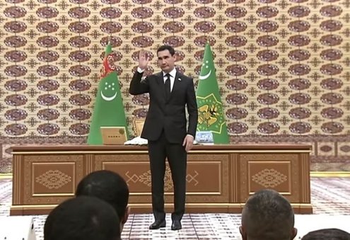 Türkmenistanyň Prezidentine goşun generaly diýen harby at baradaky nyşan gowşuryldy