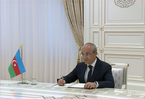 Türkmenistanyň Prezidenti Azerbaýjanyň ykdysadyýet ministrini kabul etdi