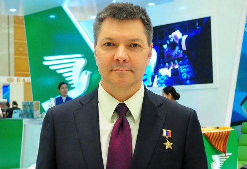 Türkmenistanyň Prezidenti Oleg Kononenkony 60 ýaş doglan güni mynasybetli gutlady