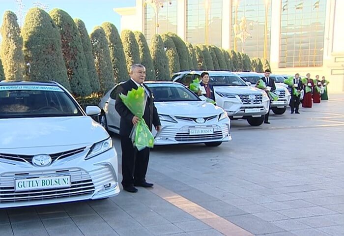 Türkmenistanlı sporcular ve antrenörlere yeni araçlar hediye edildi