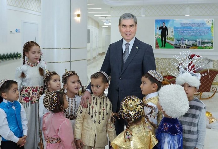 Gurbanguly Berdimuhamedow Çagalar sagaldyş-dikeldiş merkezinde guralan Täze ýyl dabaralaryna gatnaşdy