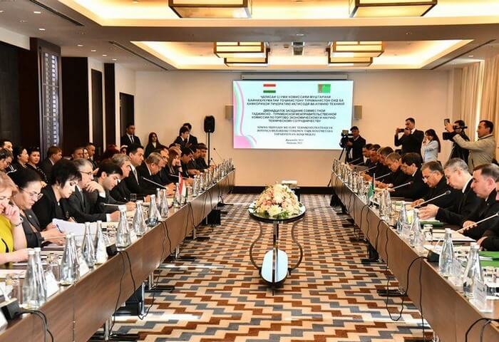Туркменская делегация проводит деловые переговоры в Душанбе
