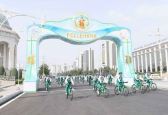 Türkmenistanyň Prezidenti Bütindünýä welosiped güni mynasybetli welosipedli ýörişe gatnaşdy