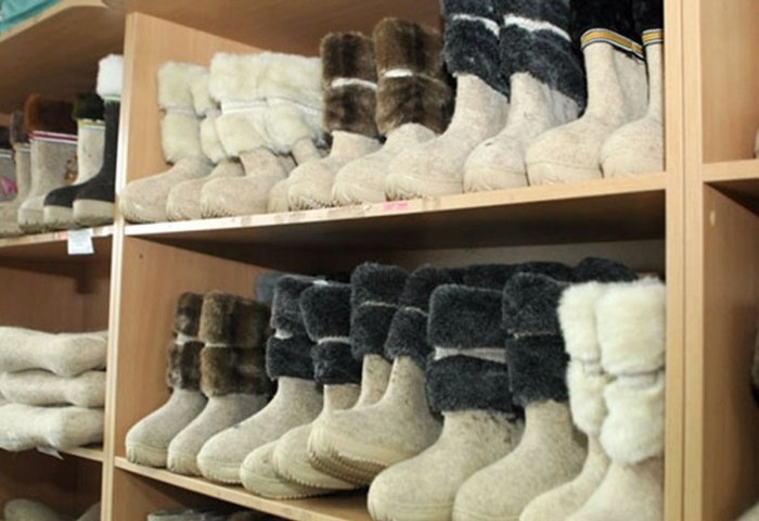 Belarus’da Türkmenistan’da yetişen koyunların yünlerinden ayakkabı üretimi yapılıyor