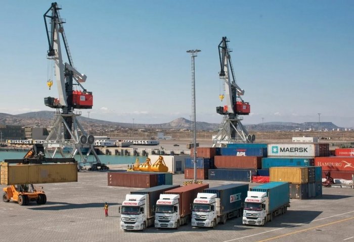 Туркменским грузовикам теперь разрешено осуществлять международные грузоперевозки