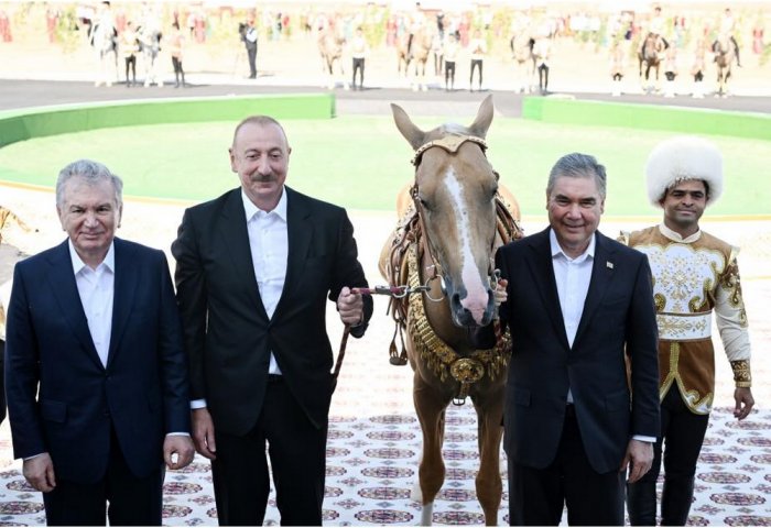 Gurbanguly Berdimuhamedov Presents Gifts to Presidents of Azerbaijan, Uzbekistan