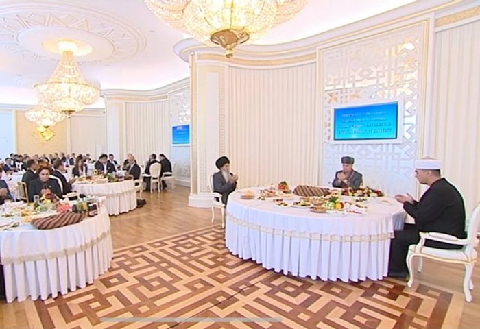 Türkmenistan'da merhum Shinzo Abe anısına sadaka yemeği verildi