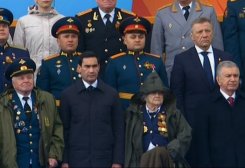 Президент Туркменистана принимает участие в параде Победы в Москве