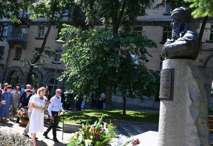 Церемония возложения цветов к памятнику Махтумкули cостоялась в Украине