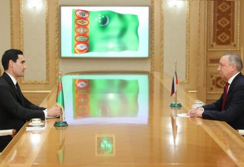 Türkmenistan Devlet Başkanı, Rusya'nın valileri ile görüştü
