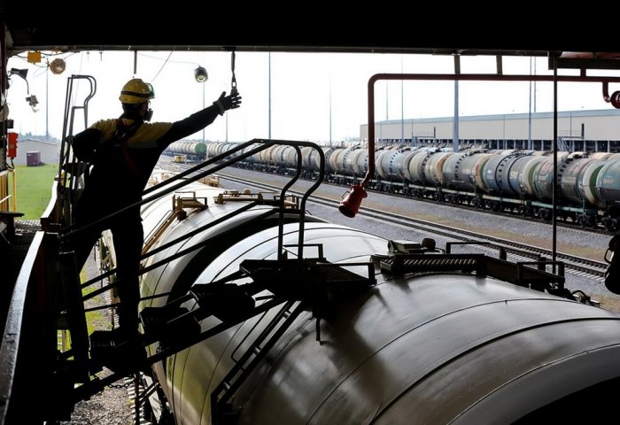 Monday Trades at Turkmen Commodity Exchange: liquefied gas, straight-run gasoline