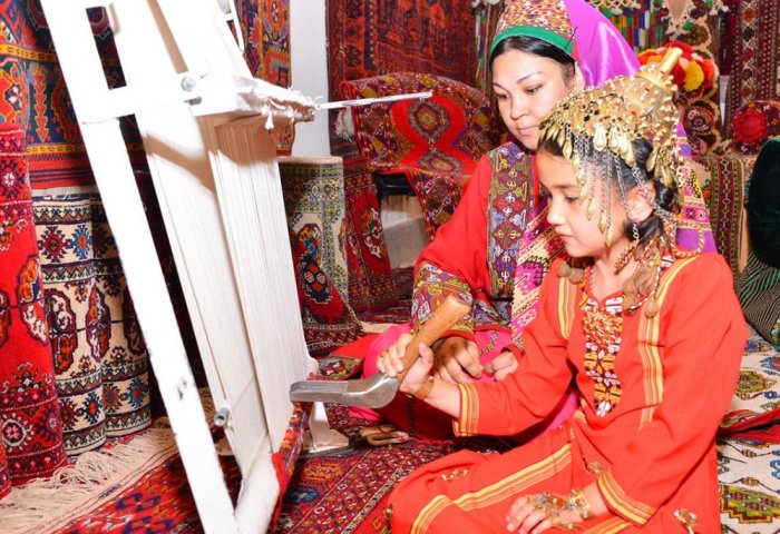 Туркменский предприниматель экспортирует ковровые изделия