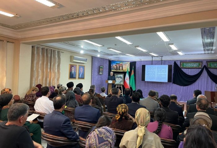 Aşgabatdaky Eýranyň medeniýet merkezinde ýurduň merhum Liderini hatyralamak çäresi geçirildi