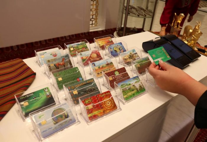 Туркменистан планирует начать производство пластиковых карт