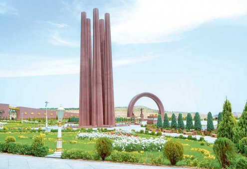Türkmenistanda Hatyra güni mynasybetli gül goýmak çäresi geçirildi