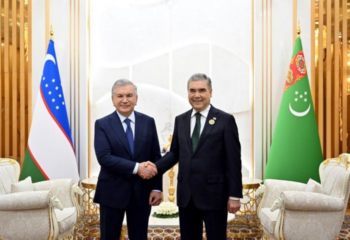 Awazada Gurbanguly Berdimuhamedow Şawkat Mirziýoýew bilen duşuşyk geçirdi