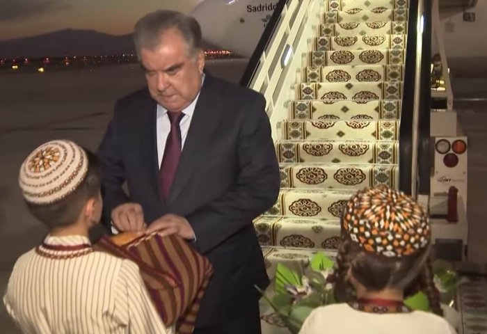 Tacikistan Devlet Başkanı, resmi ziyaret için Türkmenistan'a geldi