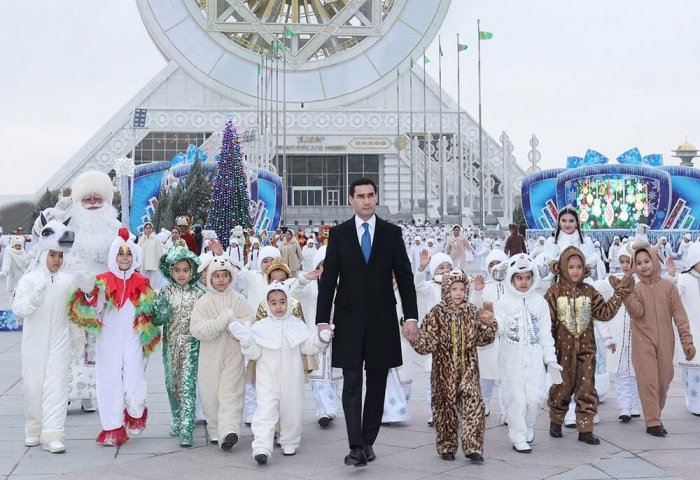 Президент Туркменистана посетил новогодние торжества у Главной ёлки страны