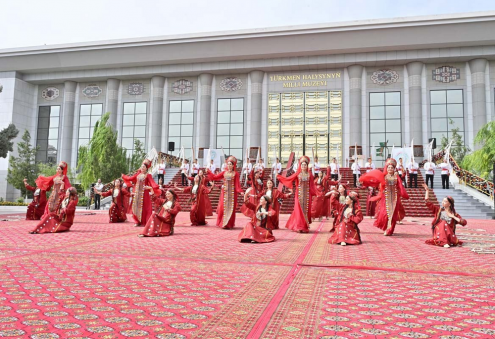15 halyça “Türkmenistanyň at gazanan halyçysy” diýen hormatly at dakyldy