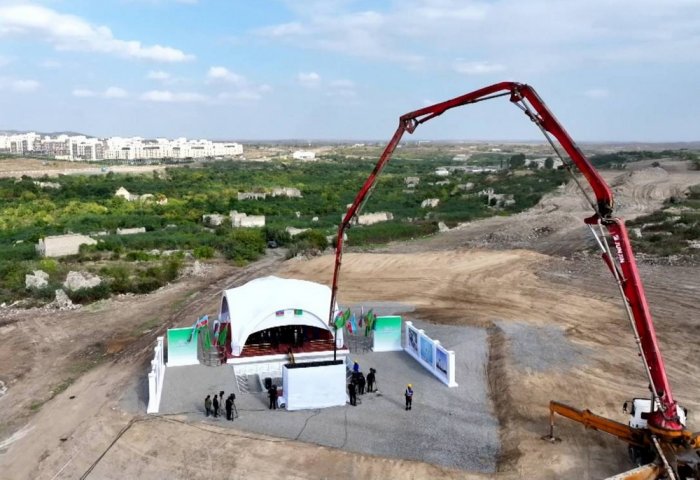 Жители Физули поблагодарили Гурбангулы Бердымухамедова за строительство мечети в городе