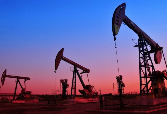 Oil Rises on Weak US Dollar