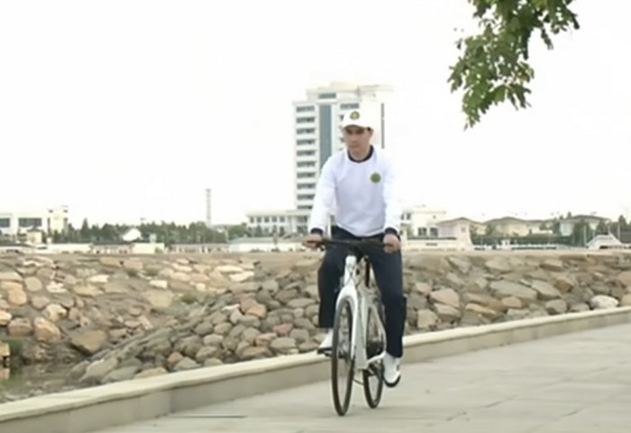 Serdar Berdimuhamedov Tours Avaza National Tourist Zone on Bicycle